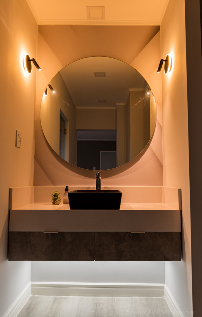 El diseño con formas en los revestimientos, bachas transparentes y elegantes griferías de máxima prestación distinguen a estos baños del Estudio Ridolfi, con materiales de Cerámicos Pellegrini.